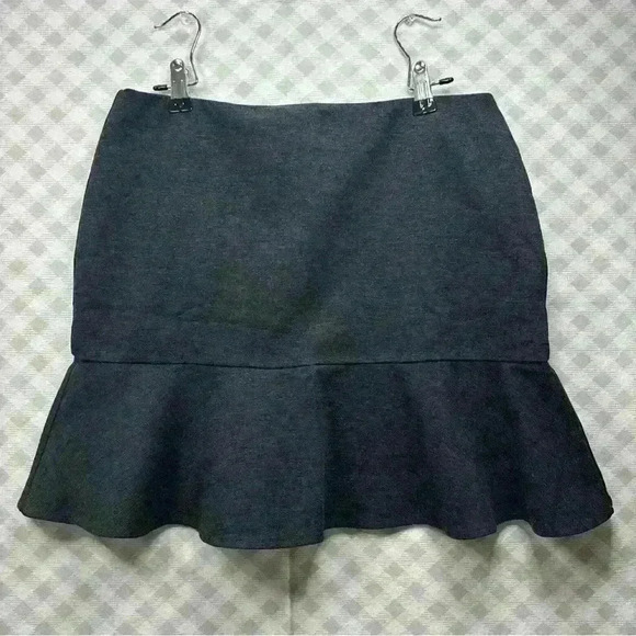 Barney’s New York Co-Op Gray Ruffle Bottom Mini Skirt Size Large - Picture 1 of 9